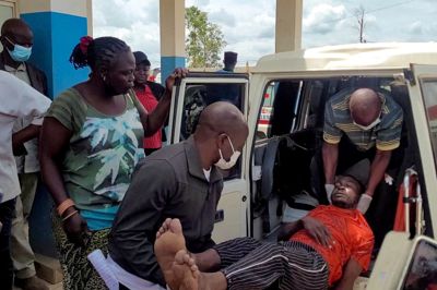 En mand ankommer lørdag i ambulance til et hospital i Bunia i provinsen Ituri, hvor der er et bekræftet udbrud af ebola-varianten Bundibugyo.
