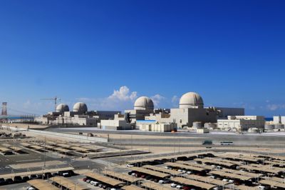 Barakah-atomkraftværket ligger omkring 50 kilometer fra byen Al Dhannah, hvor der bor omkring 40.000 mennesker.