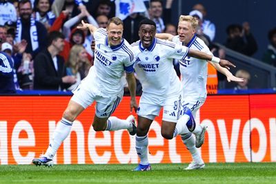 Viktor Claesson (tv.) og Youssoufa Moukoko (i midten) skød for, da FCK bankede Randers i Parken.