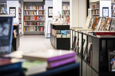 Nordjyllands Politi har søndag været til stede ved et bibliotek i Hirtshals, hvor en mand havde låst sig inde. Manden er nu anholdt. Billedet er ikke af det pågældende bibliotek.