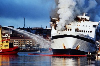 I alt 159 mennesker mistede livet på grund af påsatte brande på passagerfærgen »Scandinavian Star« i 1990. Retten i Næstved afsiger onsdag dom i en erstatningssag anlagt mod myndighederne.