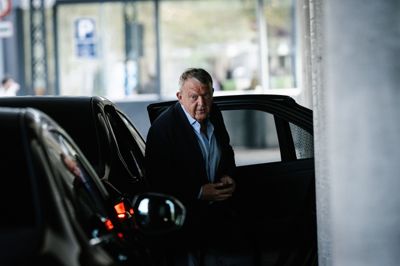 Lars Løkke Rasmussen (M) ankommer til regeringsforhandlinger på Hotel Scandic Spectrum i København søndag.