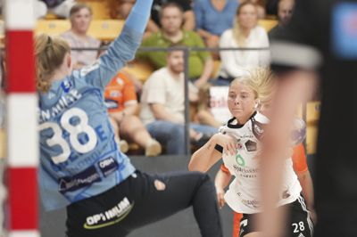 Maiken Skov (til højre) scorede fire mål for EH Aalborg, som søndag vandt over Ajax København.