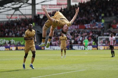 Crystal Palace-spilleren Adam Wharton lavede en akrobatisk jubelscene, da han søndag scorede ude mod Brentford i Premier League. Kampen endte 2-2.