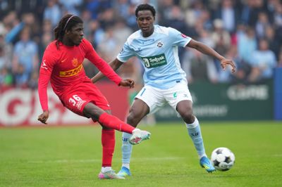Caleb Yirenkyi (t.v.) og FC Nordsjælland endte på tredjepladsen i Superligaen efter søndagens overbevisende 4-1-sejr på udebane over Sønderjyske i sidste spillerunde af Superligaens mesterskabsspil.