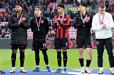 Ærgrelsen var stadig synlig, da FCM-spillerne fik overrakt DM-sølvmedaljerne. Fra venstre er det Pedro Bravo, Valdemar Byskov, Dario Osorio, Han-beom Lee og Victor Bak Jensen.