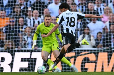 Newcastle-angriberen William Osula scorede to gange på West Ham-keeperen Mads Hermansen i søndagens sejr på 3-1 i Premier League.