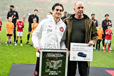 Aral Simsir (t.v.) modtog søndag aften sin officielle hæder som Årets Profil i Superligaen - her med Thomas Lindrup fra Spillerforeningen. FCM-stjernen håber nu på et salg til fransk fodbold.