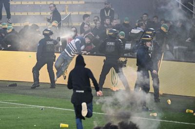 Politiet forsøgte med tåregas at få styr på ballademagerne, men det lykkedes ikke at afvikle søndagens franske ligakamp mellem Nantes og Toulouse.