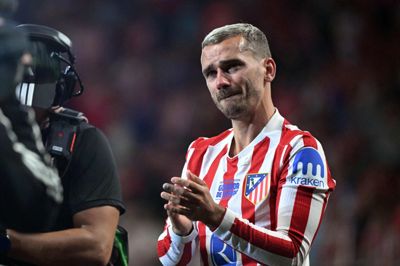 Det blev et følelsesladet farvel til Atlético Madrid for stjernespilleren Antoine Griezmann, som søndag spillede sin sidste hjemmekamp for den spanske klub.