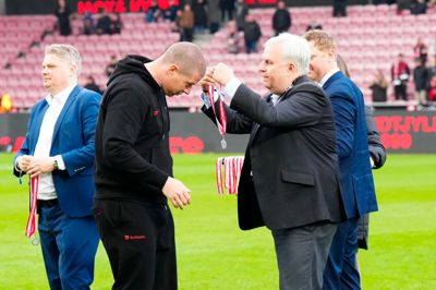 Mike Tullberg (i.m.) og FCM-mandskabet fik overrakt DM-sølvmedaljer efter sæsonens sidste kamp, der endte med et skuffende nederlag til Brøndby.