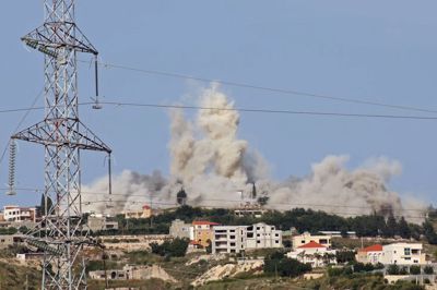 Røg stiger op efter et israelsk luftangreb i det sydlige Libanon søndag. I den østlige del af landet meldes en ledende skikkelse i Islamisk Jihad dræbt i et andet israelsk angreb.