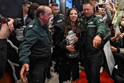 Den bulgarske sanger Dara eksorteres af politibetjente, mens hun bliver taget imod af fans i lufthavnen i Bulgariens hovedstad, Sofia.