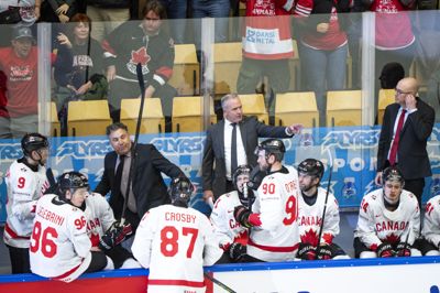 Nedslåede miner i den canadiske udskiftningsboks i slutningen af den sensationelle VM-kvartfinale mod Danmark sidste år. Med ryggen til ses fra venstre Macklin Celebrini, Sidney Crosby og Ryan O'Reilly, der også er med på Canadas VM-hold i år.