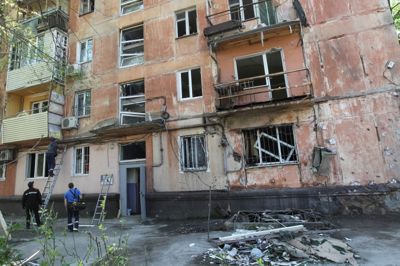 Billedet er fra tidligere på måneden - 7. maj - og viser bygning med lejligheder i ukrainske Dnipro efter droneangreb. Natten til mandag har byen igen været under angreb, melder Ukraine.