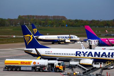 Ryanair øgede både passagertal, omsætning og overskud i det forgangne regnskabsår, viser nye tal.