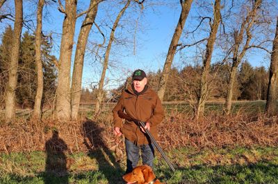 Harry Vilken Jensen i sit rette element - med labradoren Lunte - efter at have nedlagt skovens mest eftertragtede bytte: En sneppe. En vis stolthed spores.