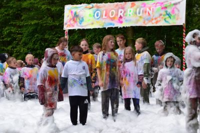 Der var skumfest og colorrun ved byfestens børnefestival i Fjelstervang.