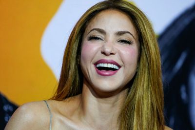 Shakira smiler i forbindelse med et pressemøde op til det kommende foldbold-VM, hvor hun skal optræde og har lavet den officielle sang.