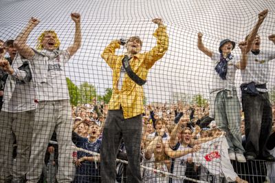 AGFs fans efter 3F Superliga-kampen mellem AGF og Viborg FF på Ceres Park Vejlby søndag. Festen fortsatte flere steder i byen.