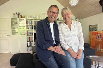 Efter et arbejdsliv viet til efterskole- og højskoleverdenen siger Sanne og Asbjørn Lyby til sommer farvel til Sdr. Feldings Efterskole. Flyttekasserne er endnu ikke fundet frem, men det store maleri, som Asbjørn fik af Sanne, deres fire børn, svigerbørn og børnebørn, da han fyldte 70 år, er endnu ikke kommet op at hænge i forstanderboligen – netop fordi parret snart flytter til deres nykøbte hus ved Saksild Strand. Maleriet ses til højre i baggrunden.