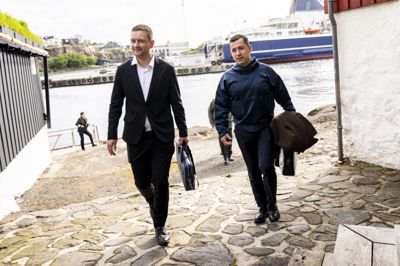 Den grønlandske regeringsleder, Jens-Frederik Nielsen (tv.), og Grønlands minister for udenrigsanliggender, Múte B. Egede (th.), skal mandag mødes med USA's særlige udsending til Grønland, Jeff Landry.