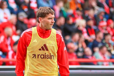 Robert Skov var udtaget til Union Berlins kamp mod Augsburg i lørdags, sæsonens sidste. Han håbede på nogle minutter på banen efter en sæson, der er blevet spoleret af en lægskade, men den tidligere SIF'er, der fylder 30 år onsdag, måtte se til fra bænken og sidelinjen i sit holds 4-0 sejr.