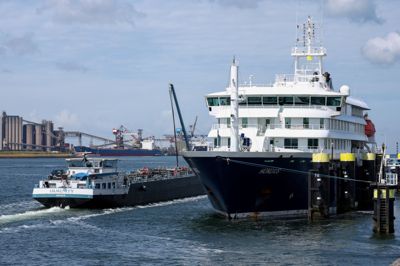 Skibet »Immunity« sejler forbi MV »Hondius«, som har lagt til kaj i Rotterdam.