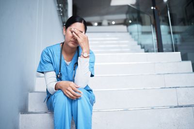 »Vi mangler pædagoger, social- og sundhedsmedarbejdere og sygeplejersker - mennesker, der hver dag får vores fælles velfærd til at fungere. Samtidig er det netop i de fag, at mange oplever stress og omsorgstræthed,« påpeger Eva Borchorst i denne kronik.