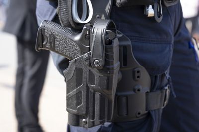 En politibetjent glemte en bæltetaske med sin tjenestepistol og to magasiner, da han i maj sidste år havde været på toilettet på en tankstation.