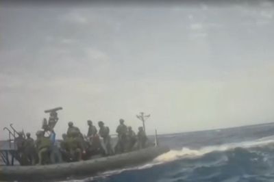 En båd fra den israelske flåde ses mandag under aktion mod flotille af nødhjælpsskibe.