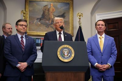 Delstaten Louisianas guvernør, Jeff Landry (th.), er USA's særlige udsending til Grønland. Mandag har han holdt møde med Grønlands regeringstop i Nuuk.