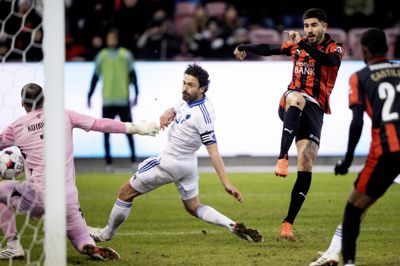 FC Midtjyllands Martin Erlic afslutter mod landsmand og landsholdskollega Dominik Kotarski i en kamp mellem FC Midtjylland og FC København i februar.