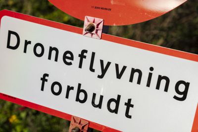 Efter hændelser i dansk luftrum sidste år har der været kritik af regeringen og myndighederne for at stå magtesløse til og ikke nedtage droner. Ifølge dokumenter, som DR har fået indsigt i, forsøgte Forsvaret at nedtage doner »i enkelte tilfælde«.