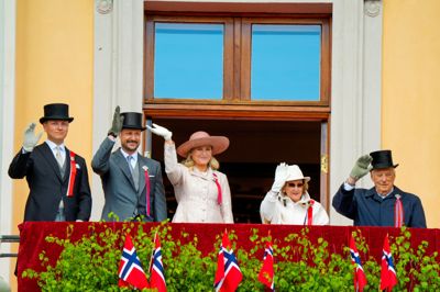 Dronning Sonja deltog søndag i 17. maj-fejringen i Oslo. Her ses hun på slotsbalkonen med prins Sverre Magnus, kronprins Haakon, kronprinsesse Mette-Marit og kong Harald.
