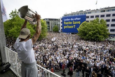 Felix Beijmo løfter pokalen under fejringen af de nyslåede danske mestre i fodbold AGF på Aarhus Rådhus.