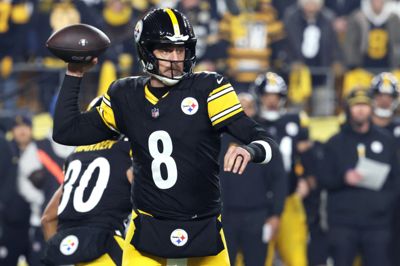 Aaron Rodgers spillede i seneste sæson 16 ud af 17 grundspilskampe for Steelers, men han var altså et stykke fra fordums niveau. Nu tager den 42-årige quarterback et år mere i stålbyen.
