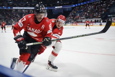 Canada måtte vente længe på at få hul på bylden mod Danmark. Her er Sidney Crosby i nærkamp med Malte Setkov.