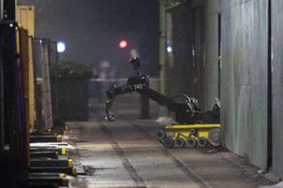 EOD var mandag aften til stede med en bomberydder ved et autoværksted i Aalborg for at assistere flytningen af et brandfarligt batteri. Her ses en bomberydder ved den amerikanske ambassade i København.