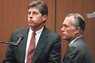 Mark Fuhrman (til venstre) skulle have været et central vidne i drabssagen mod O.J. Simpson i 1995. Men Simpsons forsvarsadvokater fik pillet Fuhrmans troværdighed fra hinanden på grund af tidligere racistiske udtalelser. O.J. Simpson endte med at blive frikendt for dobbeltdrab i det, der blev kaldt århundredets retssag.