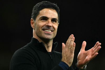 Arsenal med cheftræner Mikel Arteta i spidsen vandt mandag aften over Burnley i Premier League. Hvis Manchester City ikke vinder over Bournemouth tirsdag, er Arsenal engelske mestre.