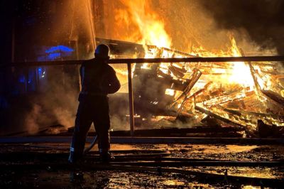 Havnebyen Izmajil har flere gange været mål for russiske angreb under den mere end fire år lange krig mellem Rusland og Ukraine. Her forsøger brandfolk at slukke en brand i byen i forbindelse med et angreb i september 2024.
