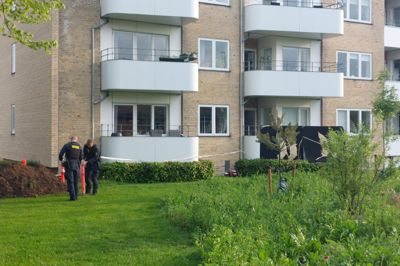 Fire ruder til lejligheden i stuetagen er blæst ud på grund af det, der formodes at være en eksplosion på altanen. Politiet var her til morgen i gang med at spærre området af, som det ses på billedet.