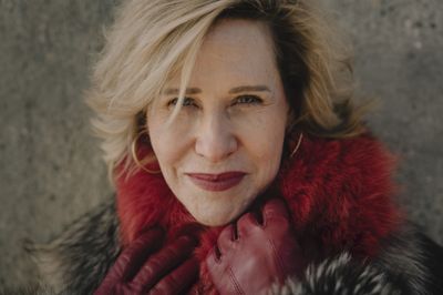 Forfatter og sociolog Emilia van Hauen hylder det at blive ældre. Hun føler, at livet for alvor har åbnet sig, i takt med at hun er blevet mere erfaren. Pinsedag, søndag 24. maj, fylder hun 60 år.