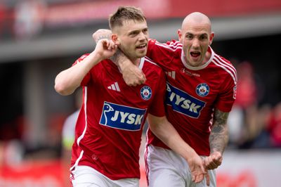 Silkeborg IF's Callum McCowatt og Jens Martin Gammelby fejrer en scoring mod FC Fredericia. De to SIF'ere var blandt de store profiler i kvalifikationsspillet.