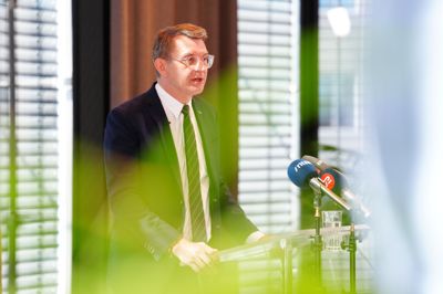 Kongelig undersøger Troels Lund Poulsen giver status på de igangværende regeringsforhandlinger på Hotel Scandic Spectrum i København.