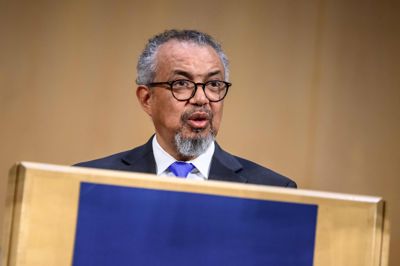WHO's generalsekretær, Tedros Adhanom Ghebreyesus, siger på et møde tirsdag, at han er meget bekymret over ebolaepidemiens omfang og spredning.