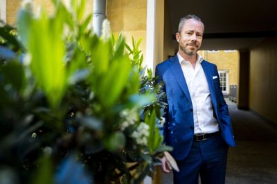 Jakob Ellemann-Jensen udkommer med bogen »Udvalgte kolbøtter«, hvor han ser tilbage på sin politiske karriere, der sluttede brat.
