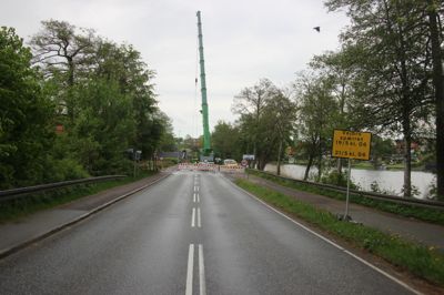 Vejbroen ved Ry Mølle er spærret, fordi to betonelementer til gangbroen og cykelstien er nedslidt og skal skiftes. Projektleder Brian Nielsen forventer, at kørebanen over broen åbner igen onsdag - måske sidst på dagen.