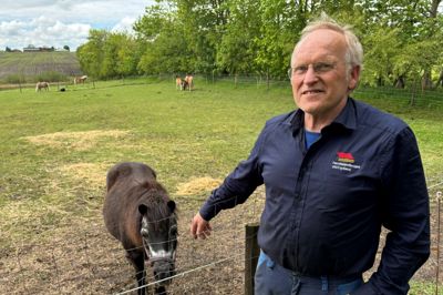 Edvard Rasmussen lukker sine dyr ind om natten af frygt for ulveangreb. Han vil forsøge at råbe politikerne op, så ulven kan blive udryddet i Danmark.